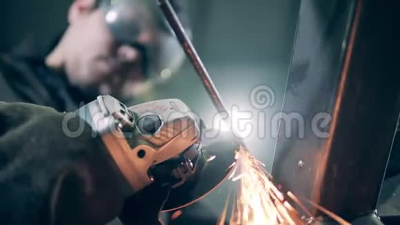 旋转锯手中的一个工匠正在切割铁视频的预览图