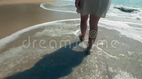 在海边散步时展示女性的腿视频的预览图