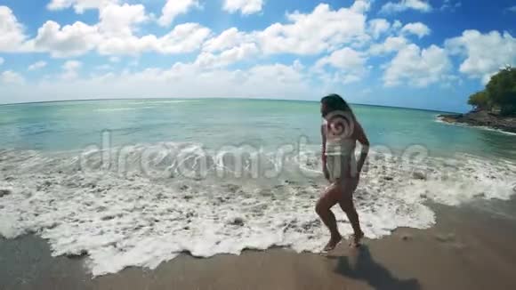 快乐的女人正沿着海滨奔跑视频的预览图