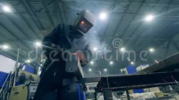 焊接操作人员在一个车间用铁工作在工厂设施工作的专业焊工视频的预览图