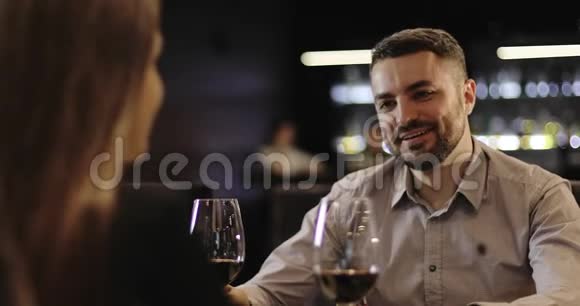 几个情人在咖啡馆里碰杯喝红酒视频的预览图