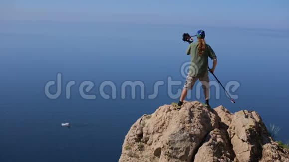 一位经验丰富的操作人员用莫诺波德作为起重机小心地站在克里米亚的一个高悬崖上一个男人视频的预览图