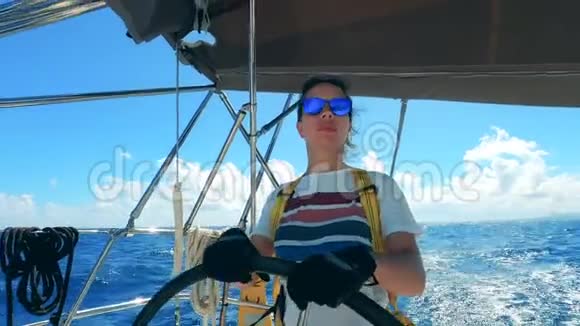 一位在游艇上航行的美女的正面景色视频的预览图
