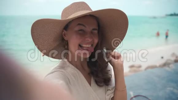 戴着大草帽的年轻女子自拍视频的预览图