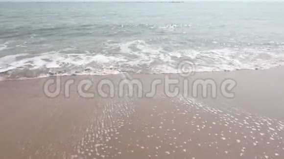 海浪拍打着海岸亚洲视频的预览图