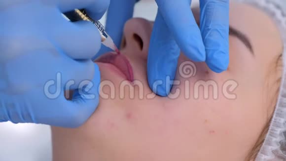 美容师正在使用纹身机对女性嘴唇进行永久化妆视频的预览图