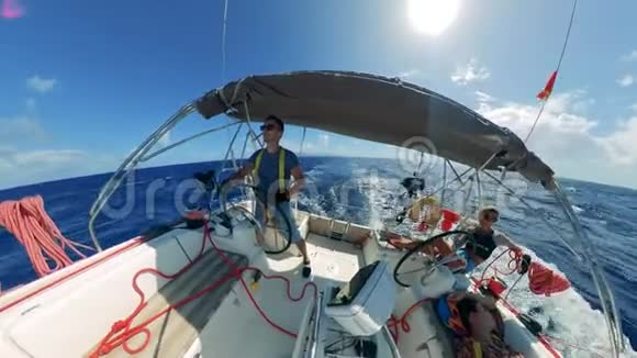 暑假期间乘坐帆船的朋友海上探险从正面看一艘船被一艘视频的预览图