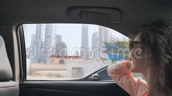 来自车窗的欢乐女孩看着迪拜城视频的预览图