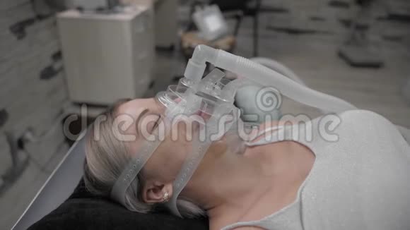 女孩躺在床上戴着人工呼吸面罩视频的预览图