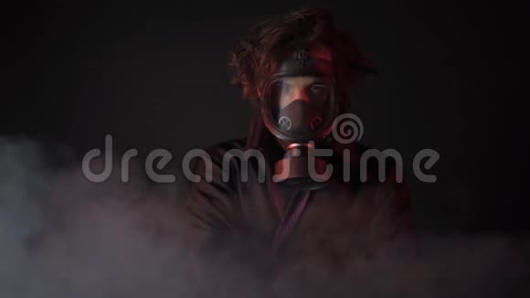 戴着防毒面具穿着黑色衣服在黑暗背景下吸着毒烟视频的预览图