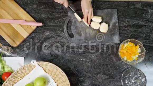 家庭主妇切苹果烹饪水果沙拉餐桌视频的预览图