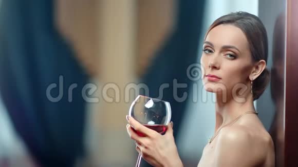 肖像感官女士裸露的身体与玻璃酒精饮料红色相机宽镜头视频的预览图