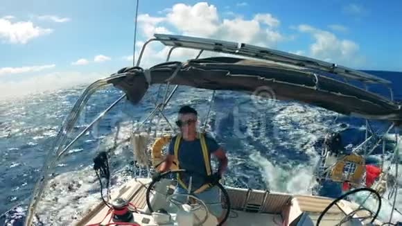 一个人坐着帆船横渡大海视频的预览图