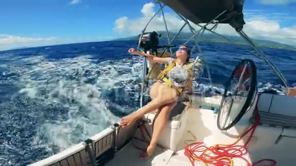 一个女人正在帆船的车轮附近放松视频的预览图