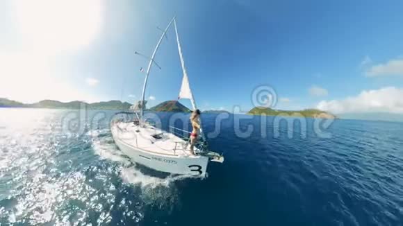 一位女士正在一艘帆船上拍摄自己暑假期间乘坐帆船的朋友海上探险视频的预览图