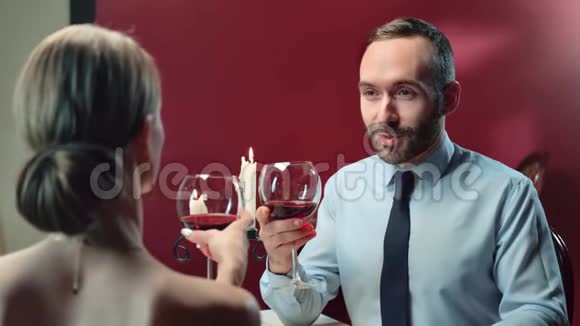 快乐的男人与性感的女人一起品尝叮当作响的酒杯中型近距离拍摄4k红色相机视频的预览图