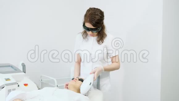 熟练治疗师对病人面部进行激光脱毛视频的预览图