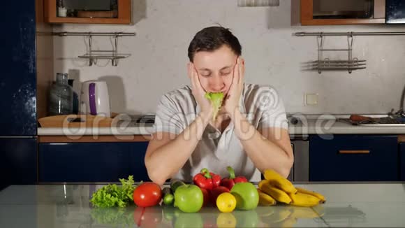 饥肠辘辘的人在健康饮食后吃新鲜生菜视频的预览图