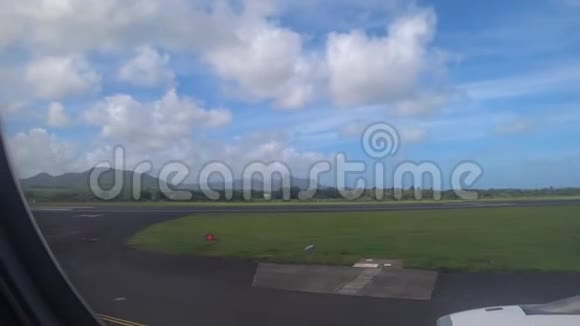 飞机在跑道上视频的预览图