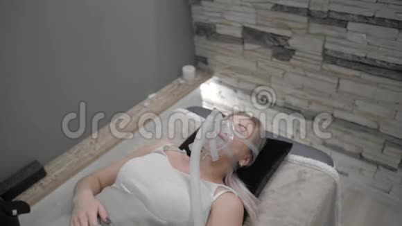 女孩躺在床上戴着人工呼吸面罩视频的预览图