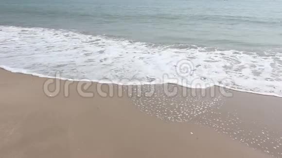 海浪拍打着海岸亚洲视频的预览图