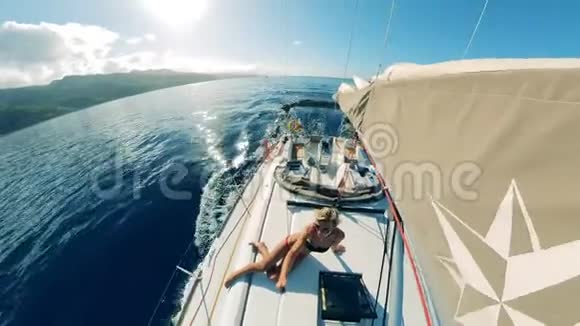一个穿着泳衣的女人坐在上面的游艇上视频的预览图