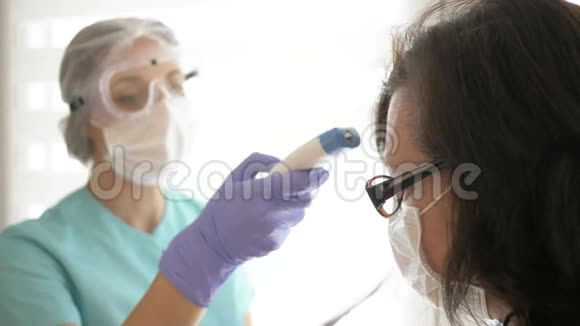 医生检查一名疑似冠状病毒感染的病人病人在咳嗽非接触温度视频的预览图