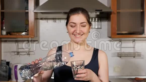 妇女根据健康饮食规则喝一杯水视频的预览图