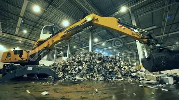 垃圾塑料回收厂工业装载机正在塑造一堆垃圾视频的预览图