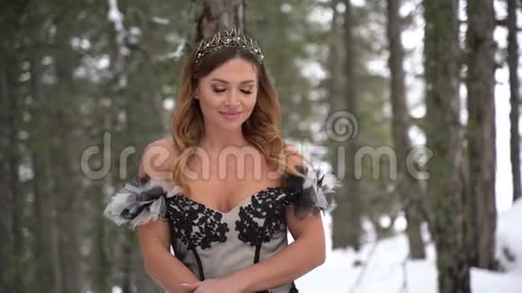 冬季松林雪皇后户外模特角色扮演视频的预览图