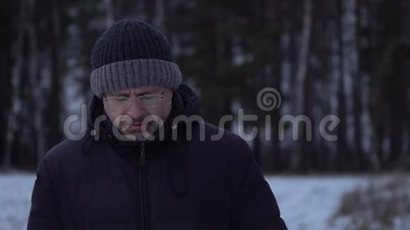 伤心的中年男人担心冬天的户外问题视频的预览图