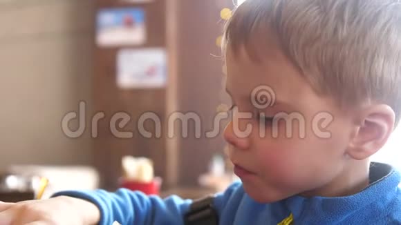 一个在快餐店的孩子在盘子里吃炸土豆面的特写油煎土豆片视频的预览图