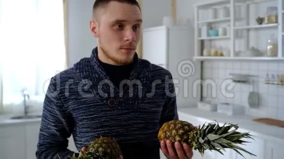 厨房里的人拿着菠萝视频的预览图