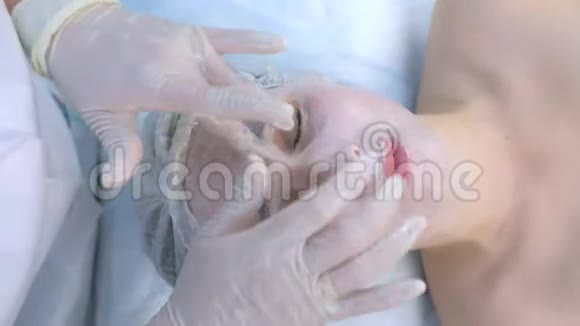 美容师用保湿面膜在女性面部进行面部按摩特写视频的预览图