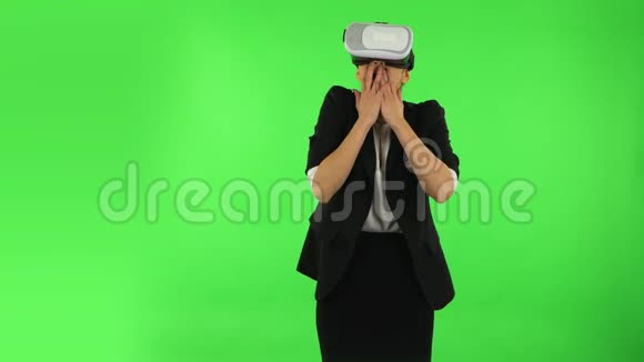 拥有虚拟现实耳机或3D眼镜的快乐年轻女性绿色屏幕视频的预览图