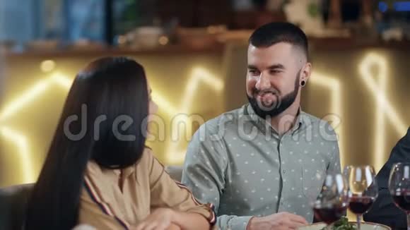 快乐的男人微笑着和女孩在朋友聚会上交谈中型近距离拍摄4k红色相机视频的预览图