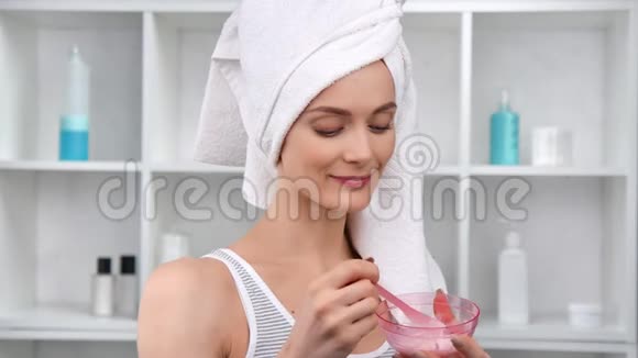 快乐可爱的女性在罐子里准备面膜成分中型近距离拍摄4k红色相机视频的预览图
