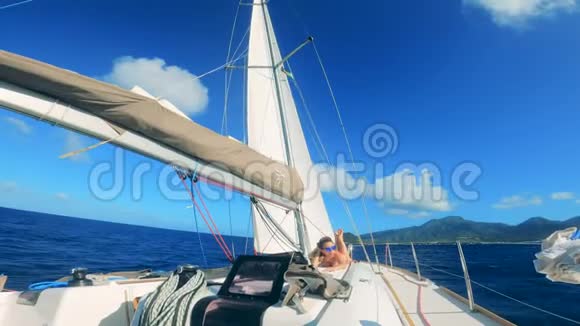 一位女士在帆船上放松视频的预览图