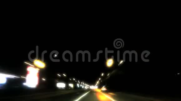 城市红绿灯在晚上4K视频的预览图