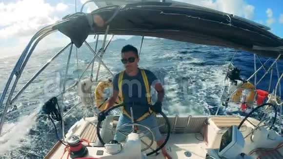驾驶帆船的舵手前景视频的预览图