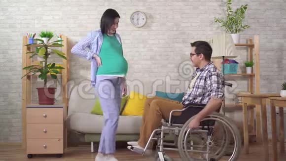 坐轮椅的残疾人和他怀孕的妻子未来的父母视频的预览图