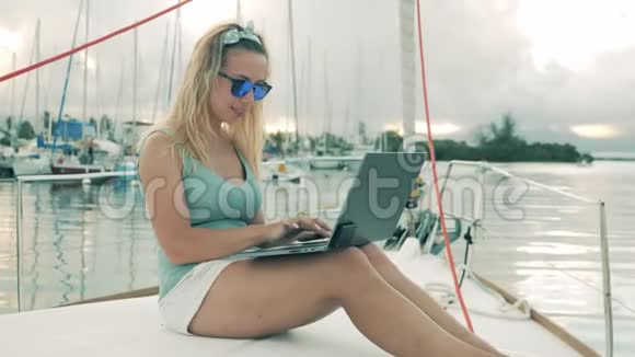 帆船上有一位漂亮的女士在笔记本电脑上打字视频的预览图