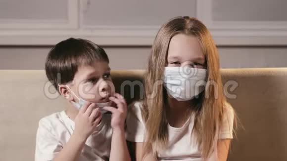 患病儿童兄妹坐在医院里戴着医用口罩冠状病毒的概念视频的预览图