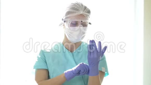护士戴着医用口罩和安全眼镜戴上一次性手套医务人员个体防护视频的预览图