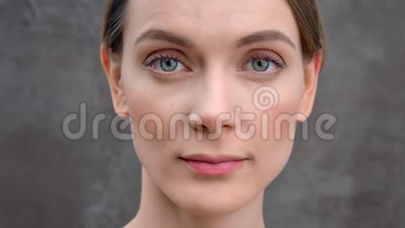 可爱的年轻女人的脸自然美丽完美的皮肤红色相机宽镜头视频的预览图