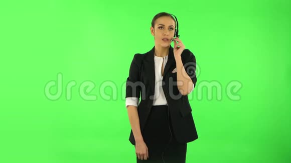 微笑快乐商务女性与耳机帮助客户服务绿色屏幕视频的预览图