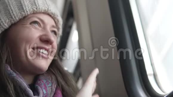 火车送别时一个女人挥手视频的预览图