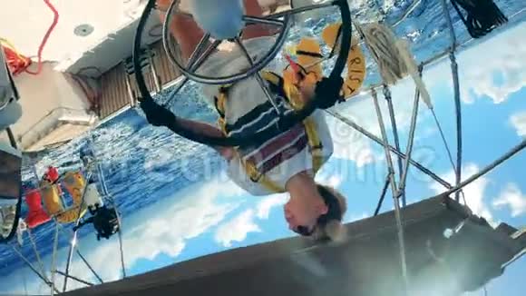 一位驾驶帆船的快乐女士的半圆形景色视频的预览图