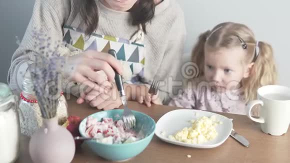 妈妈和女儿在家吃沙拉和煎蛋卷视频的预览图