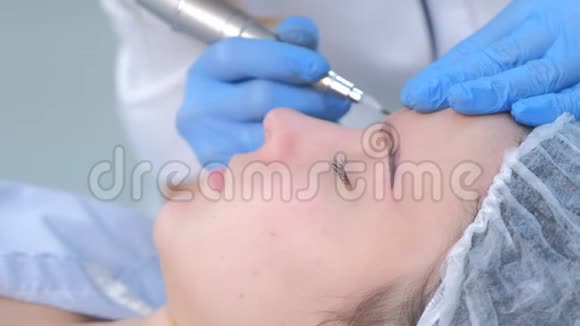 美容师为女孩在美容院做眉毛微划手术视频的预览图
